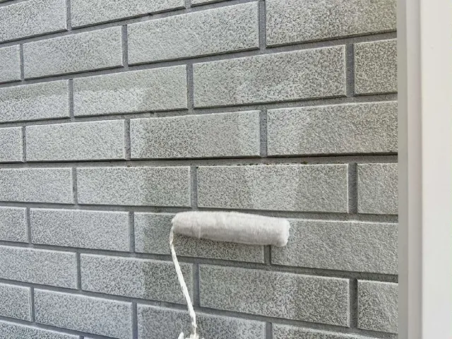 サイディングの外壁を塗装している福井市の外壁塗装の作業