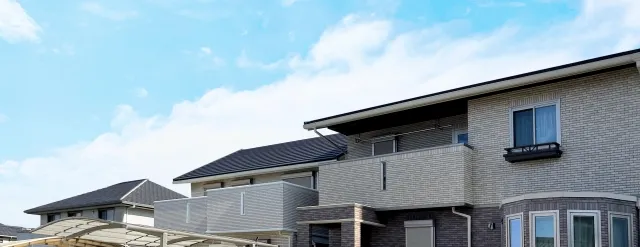 屋根のある戸建て住宅が並ぶ住宅街